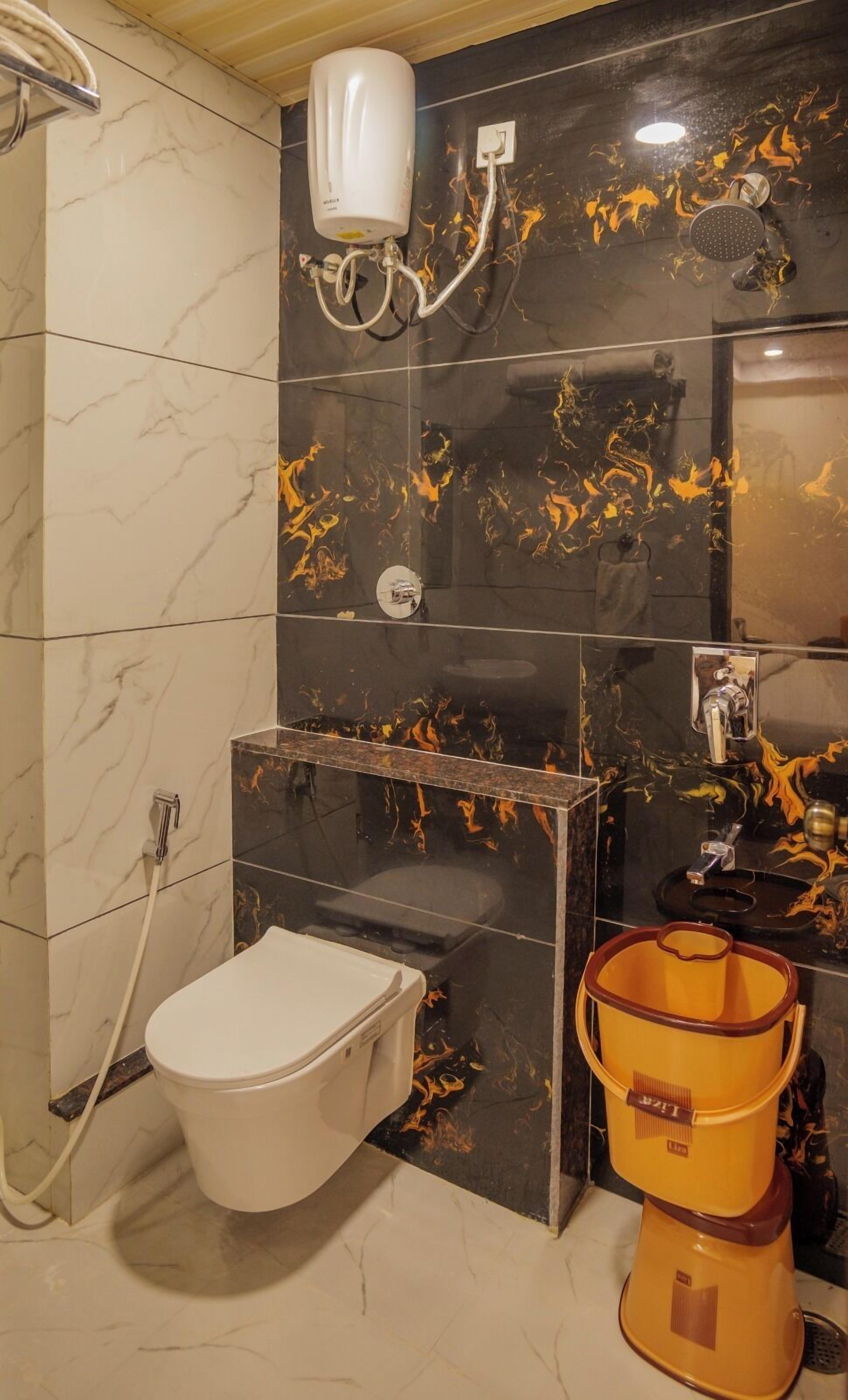 Douche, serviettes fournies, savon, shampoing