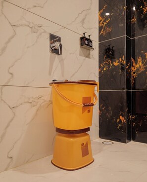 Shower, towels, soap, shampoo - Hotel Dream Inn (Sanwer)