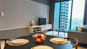 Luxe suite, 2 slaapkamers, bad | Een strijkplank/strijkijzer, gratis wifi, beddengoed