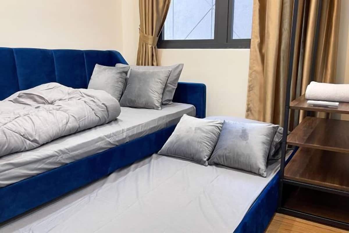 Iron/ironing board, free WiFi, bed sheets