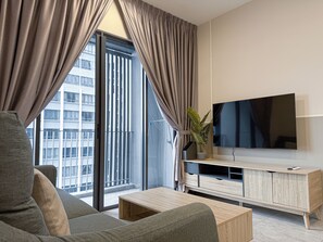 디럭스 아파트, 시내 전망 | 거실 공간 | 스마트 TV