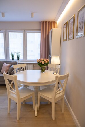 Living room - Apartment Near Jasna Góra by Renters (Czestochowa)