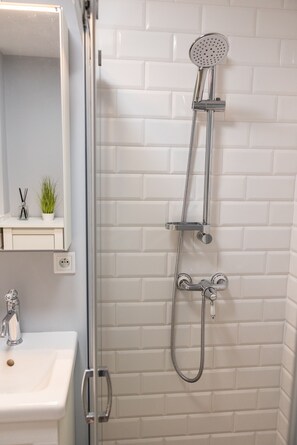 Douche, serviettes fournies
