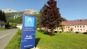 Een bordje voor Erzberg Alpina Resort, met een berg op de achtergrond.