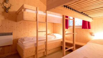 Chalet | 4 bedrooms, individually furnished, bed sheets