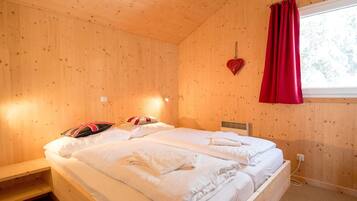 Chalet | 4 bedrooms, individually furnished, bed sheets