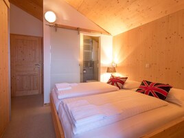 4 habitaciones, muebles diferentes y ropa de cama 