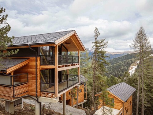 Charming Chalet With hot tub on Balcony