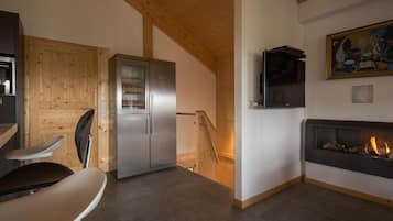 Chalet | Private kitchen | Electric kettle, toaster