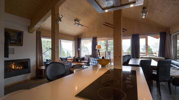 Chalet | Private kitchen | Electric kettle, toaster