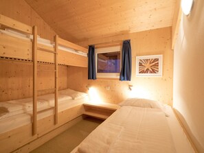 Chalé | 4 quartos, individualmente mobiliados, roupa de cama