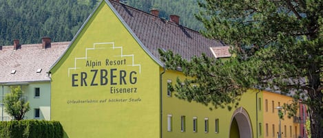 A building with the sign "Alpin Resort ERZBERG Eisenerz" indicating a mountain resort.