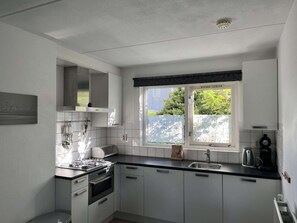 Private kitchen - Bungalow in Breskens Near Beach & Pool (Breskens)