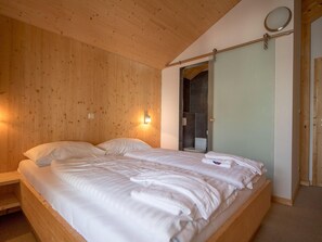 Chalet | 4 bedrooms, individually furnished, bed sheets
