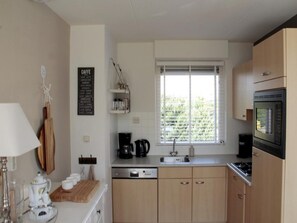 House | Private kitchen | Electric kettle, highchair - Holiday Home Breskens Near the Coast (Breskens)