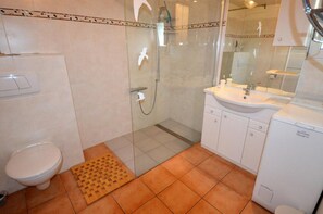 House | Bathroom - Holiday Home in Breskens Near Beach (Breskens)