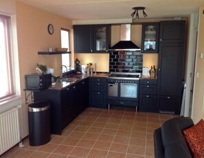 House | Private kitchen - Bungalow in Breskens With Waterfront Jetty (Breskens)