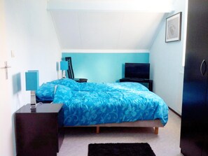 House | 3 bedrooms, individually furnished - Bungalow in Breskens With Waterfront Jetty (Breskens)