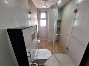 Standard Studio | Bathroom