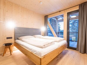 Chalet | 4 kamar tidur dan dilengkapi dengan perabotan berbeda-beda