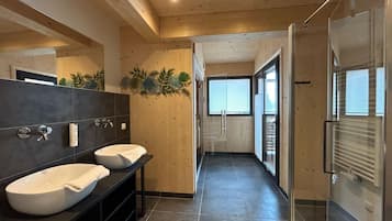 Chalet | Bathroom | Bathtub