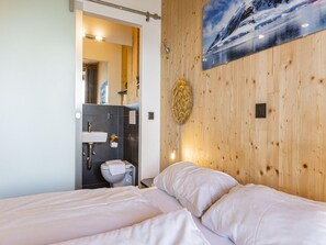 4 habitaciones, muebles diferentes y ropa de cama 
