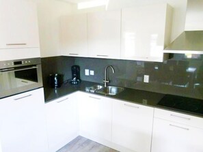 House | Private kitchen | Electric kettle, toaster, cookware/dishes/utensils