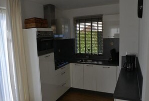 House | Private kitchen | Electric kettle, toaster - Bungalow in Breskens Near Beach & Lighthouse (Breskens)
