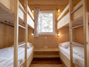5 habitaciones, muebles diferentes y ropa de cama 