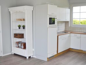 Maison | Cuisine privée | Bouilloire électrique, grille-pain, chaise haute