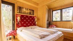 4 عدّة غرف نوم وطراز فريد لكل وحدة وملاءات أسرّة