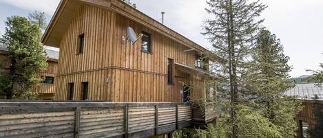 ชาเลท์ | บริเวณภายนอก