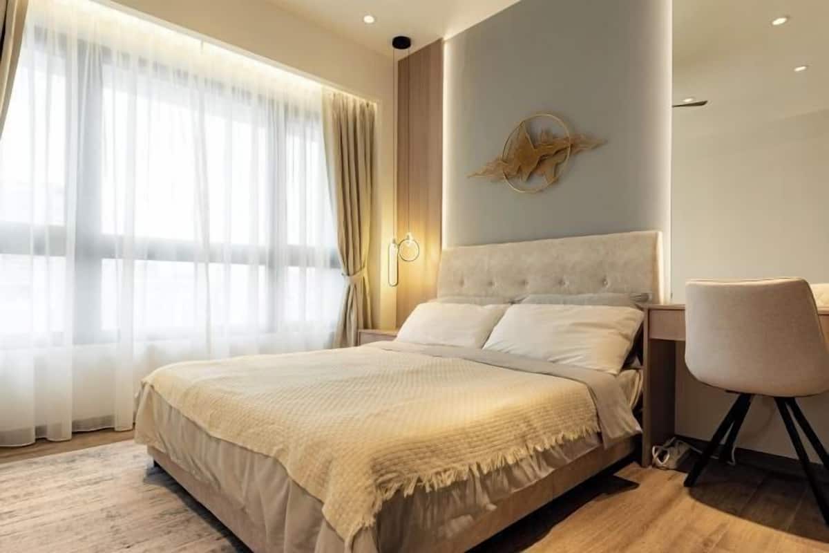 Espacio para trabajar con laptop y tabla de planchar con plancha