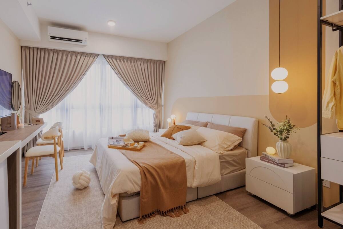 Una habitación de hotel moderna con cama, mesita de noche, escritorio y silla.