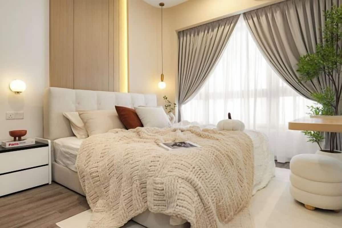 Laptop workspace, iron/ironing board, free WiFi, bed sheets