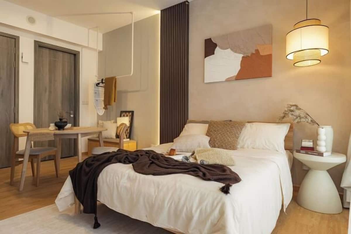 Espacio para trabajar con laptop y tabla de planchar con plancha