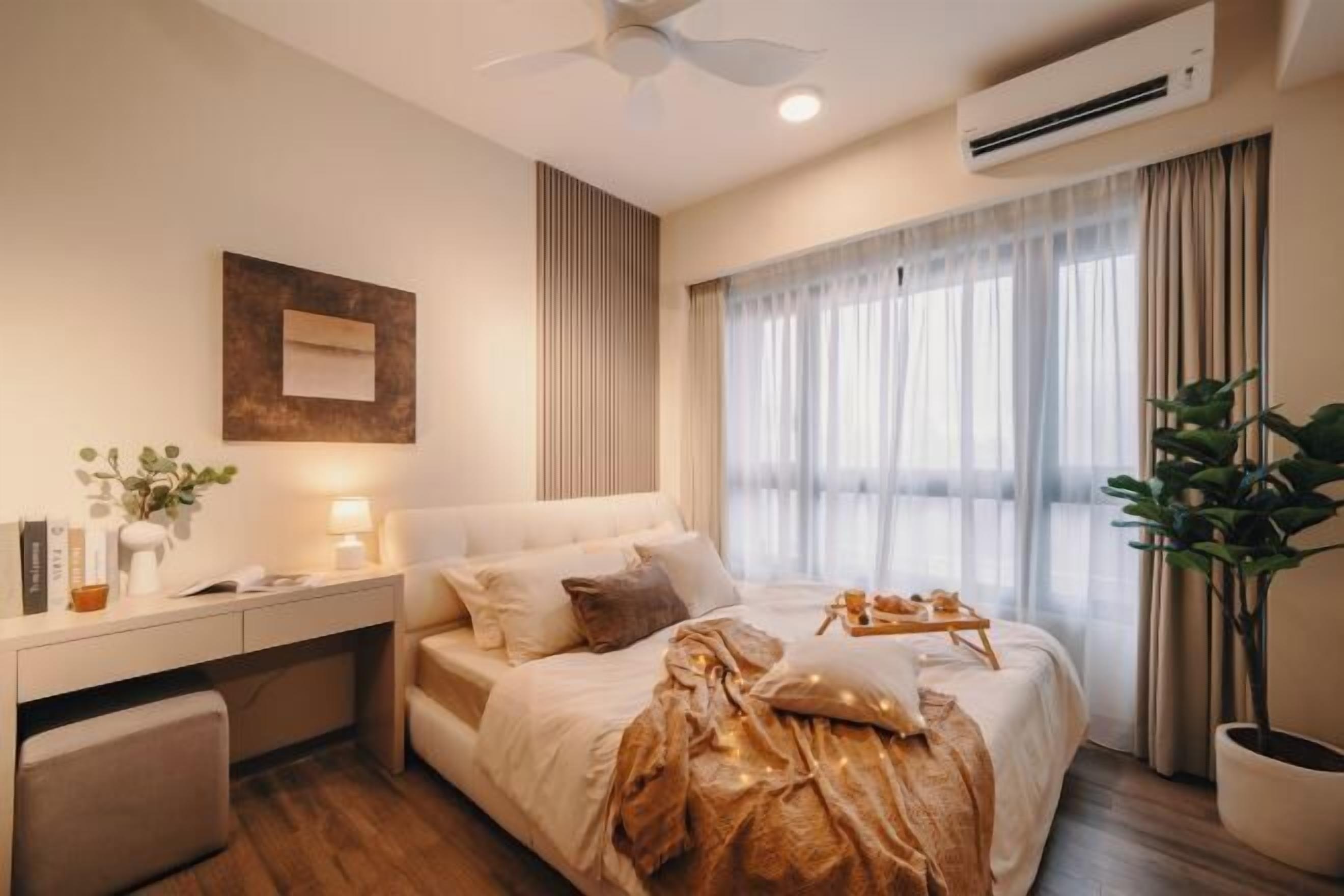 Espacio para trabajar con un portátil y tabla de planchar con plancha