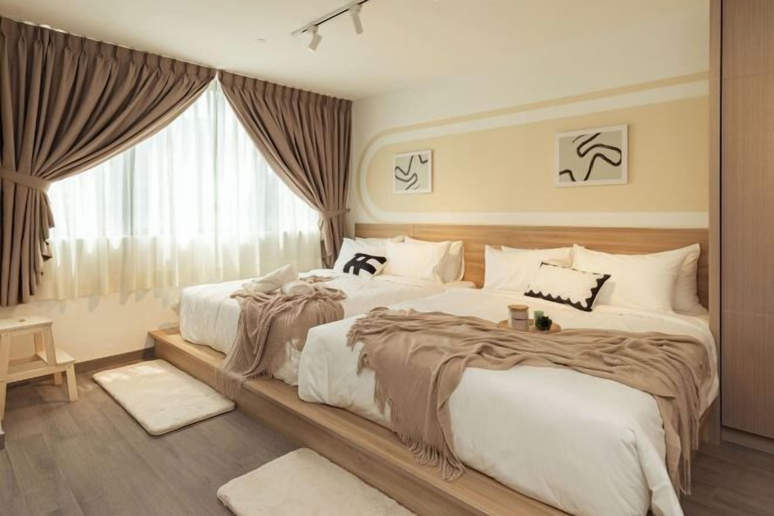 Espacio para trabajar con un portátil y tabla de planchar con plancha