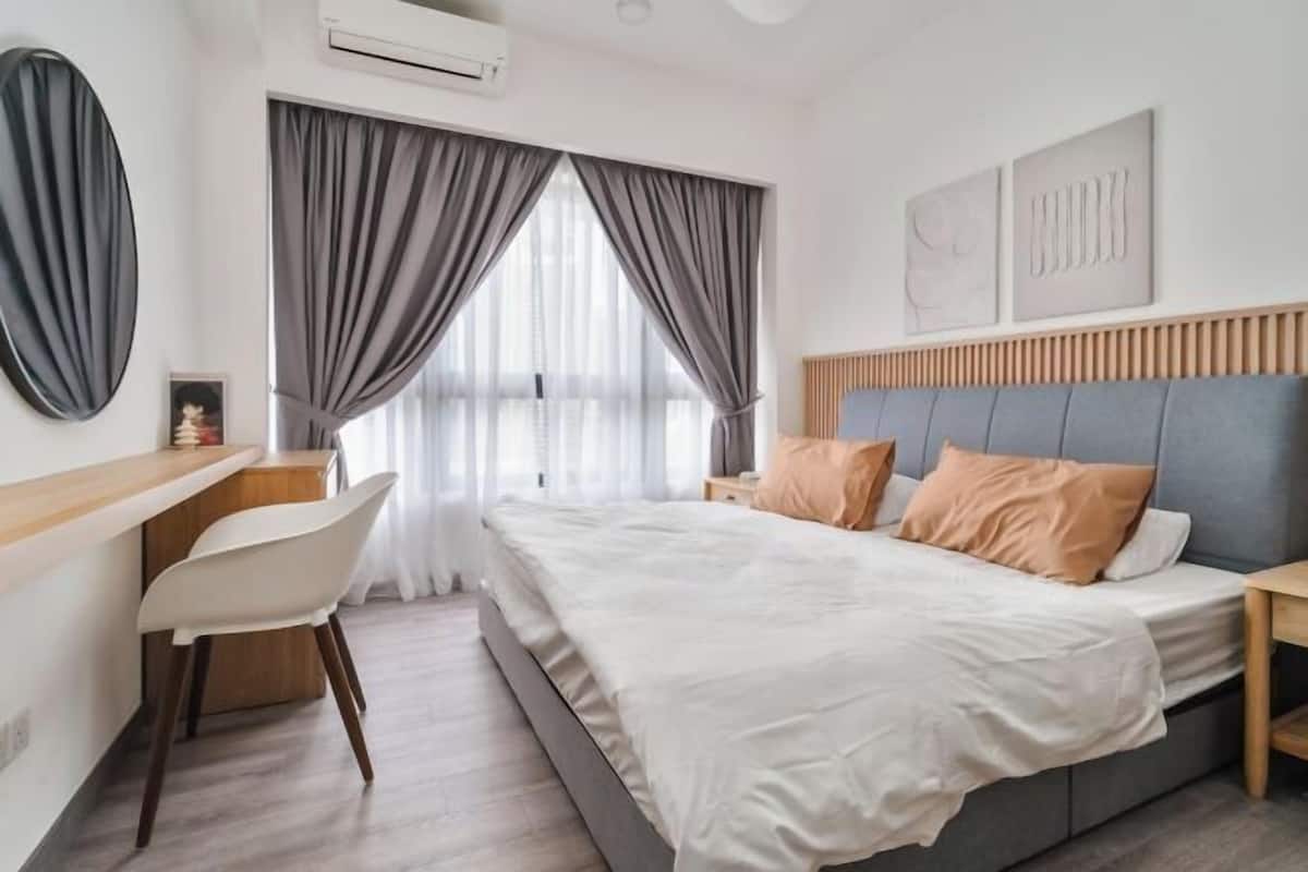 Laptop workspace, iron/ironing board, free WiFi, bed sheets