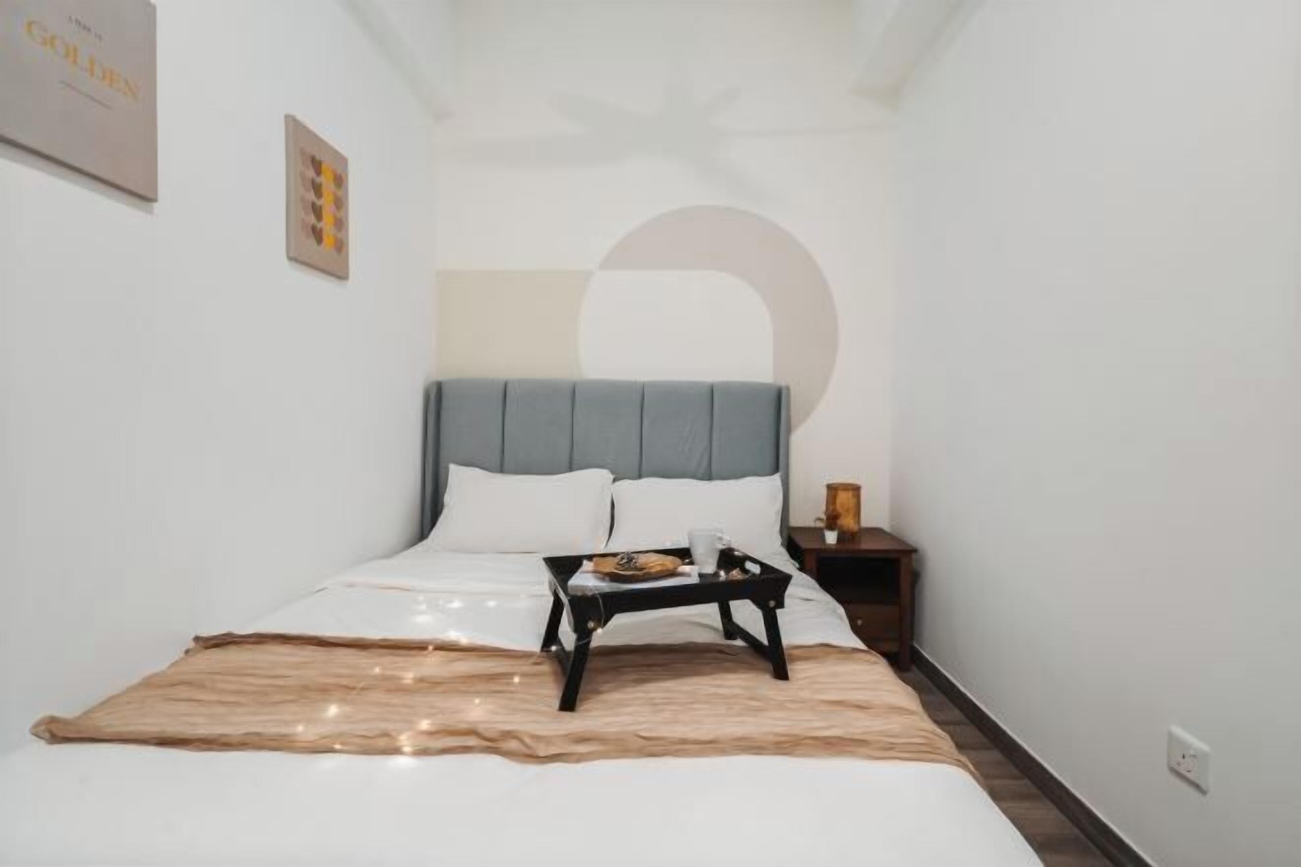 Espacio para trabajar con un portátil y tabla de planchar con plancha