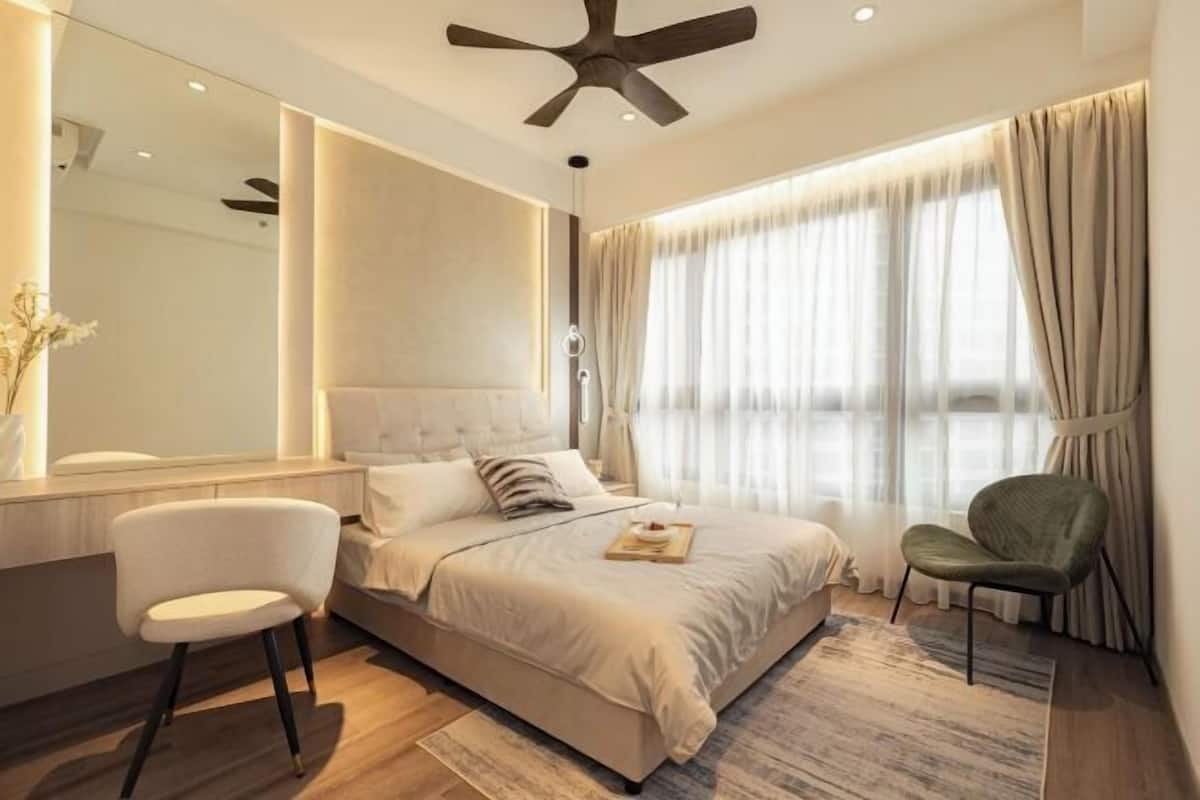 Espacio para trabajar con laptop y tabla de planchar con plancha