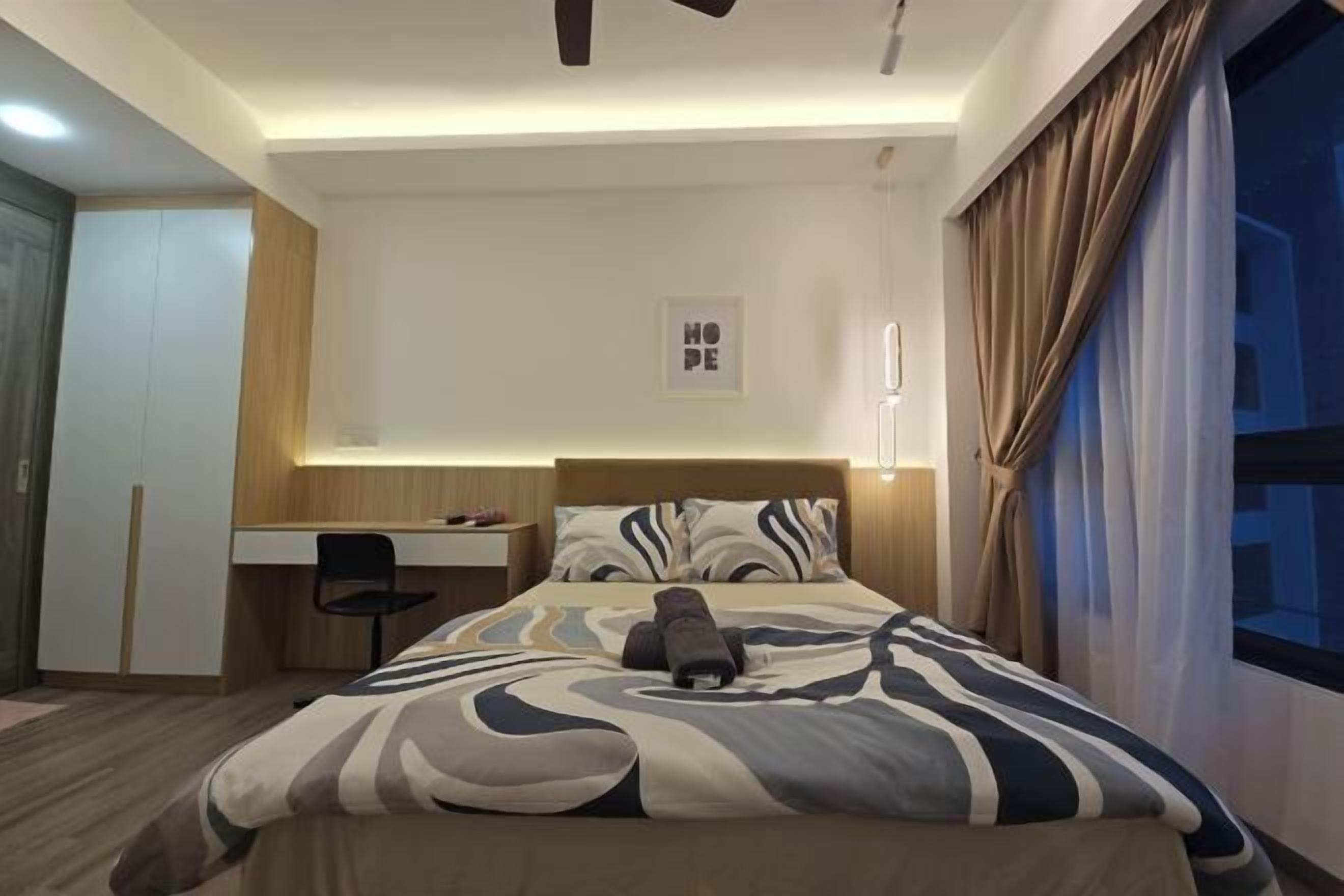 Espacio para trabajar con un portátil y tabla de planchar con plancha