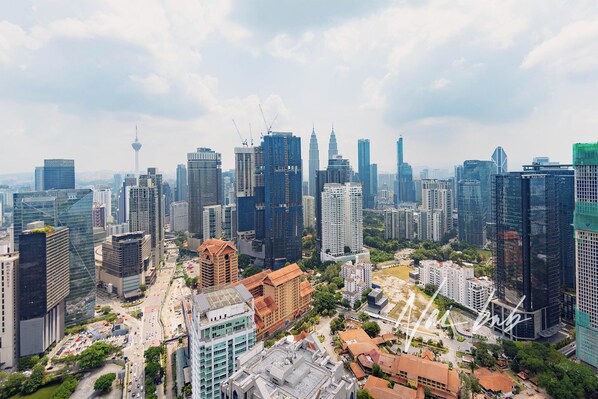 Un paisaje urbano con modernos rascacielos, una torre destacada y una combinación de edificios comerciales y residenciales.