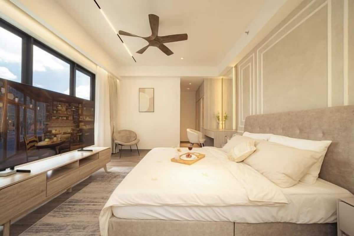 Espacio para trabajar con laptop y tabla de planchar con plancha