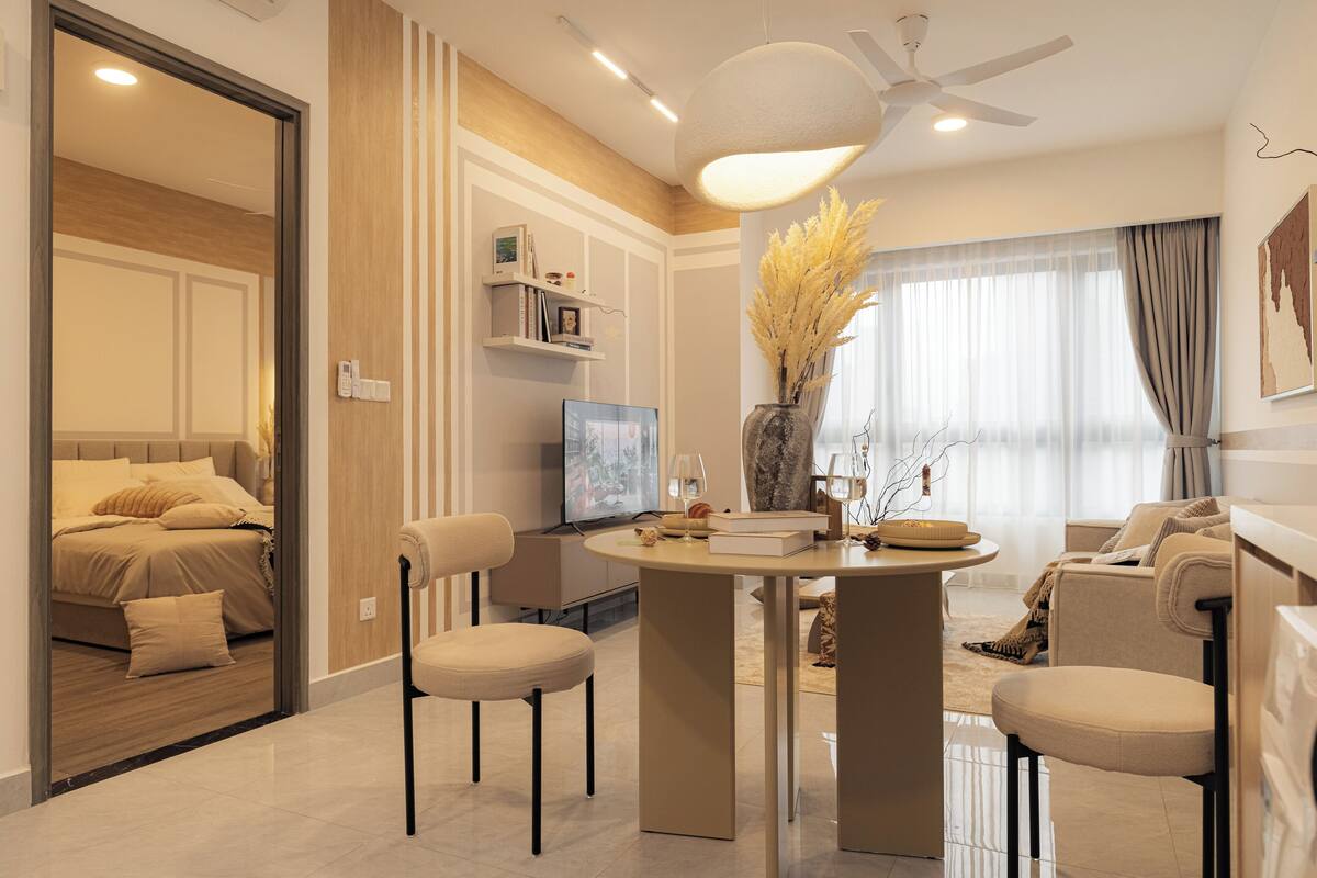 Una sala de estar moderna con comedor, televisor y una cama en la habitación contigua.