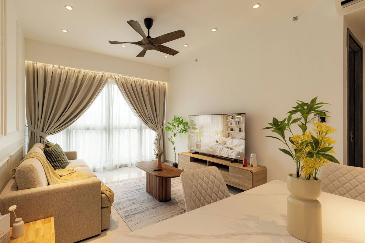 Una sala de estar moderna con sofá, televisor y mesa de comedor.