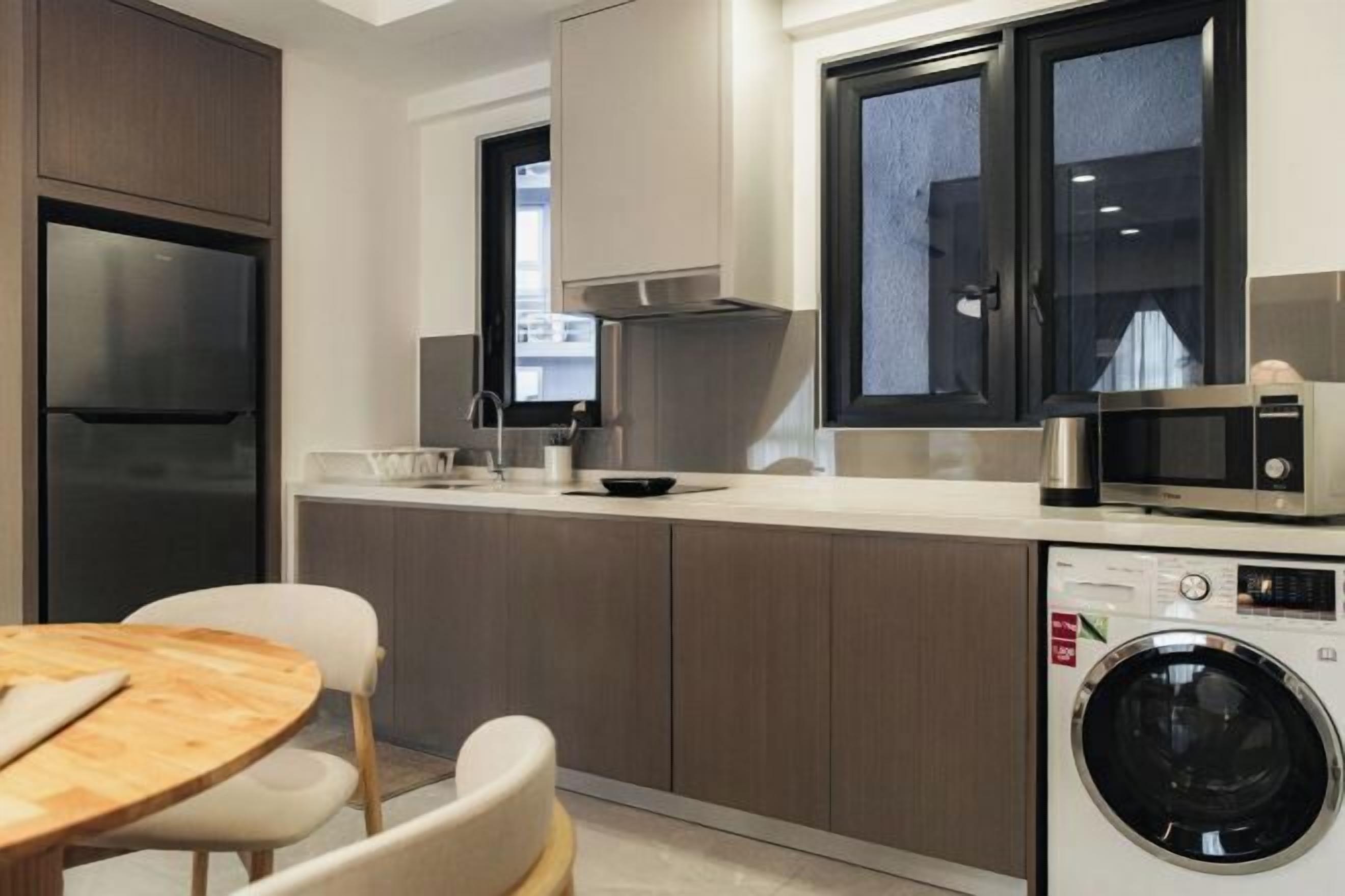 Cocina privada | Microondas, placa de cocina, hervidor eléctrico y utensilios de cocina