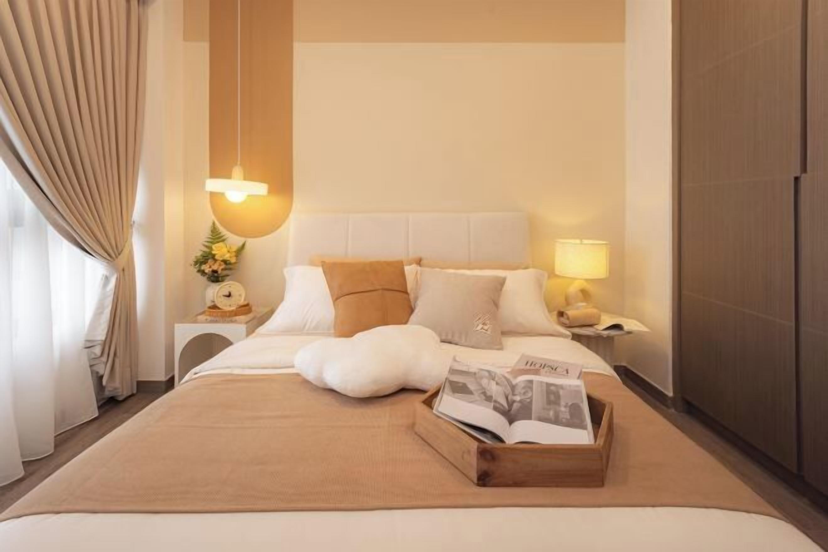 Espacio para trabajar con un portátil y tabla de planchar con plancha