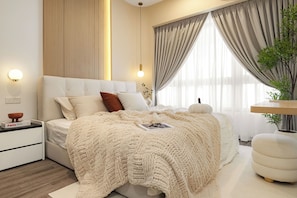 Departamento Premium, 3 habitaciones, vista a la ciudad | Espacio para trabajar con laptop y tabla de planchar con plancha