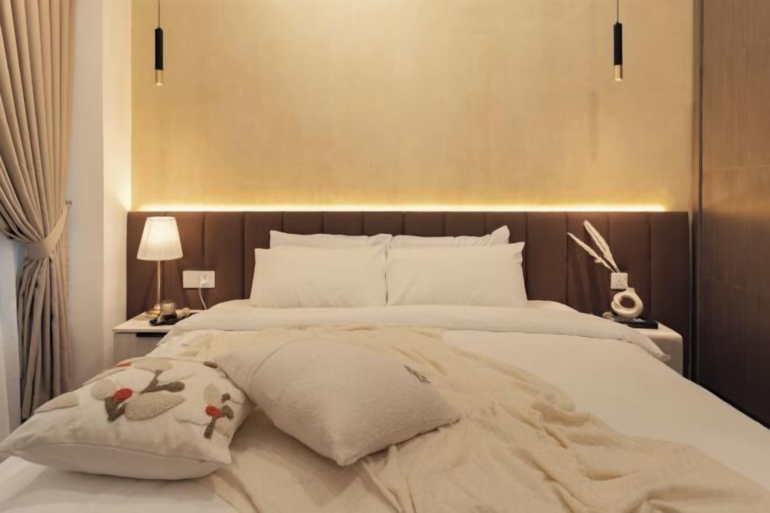 Espacio para trabajar con laptop y tabla de planchar con plancha 